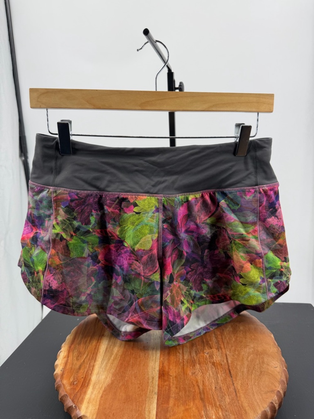 Lululemon Speed Up Mid-Rise Lined Shorts Vivid Floral Tone Multi Graphite Grey 6